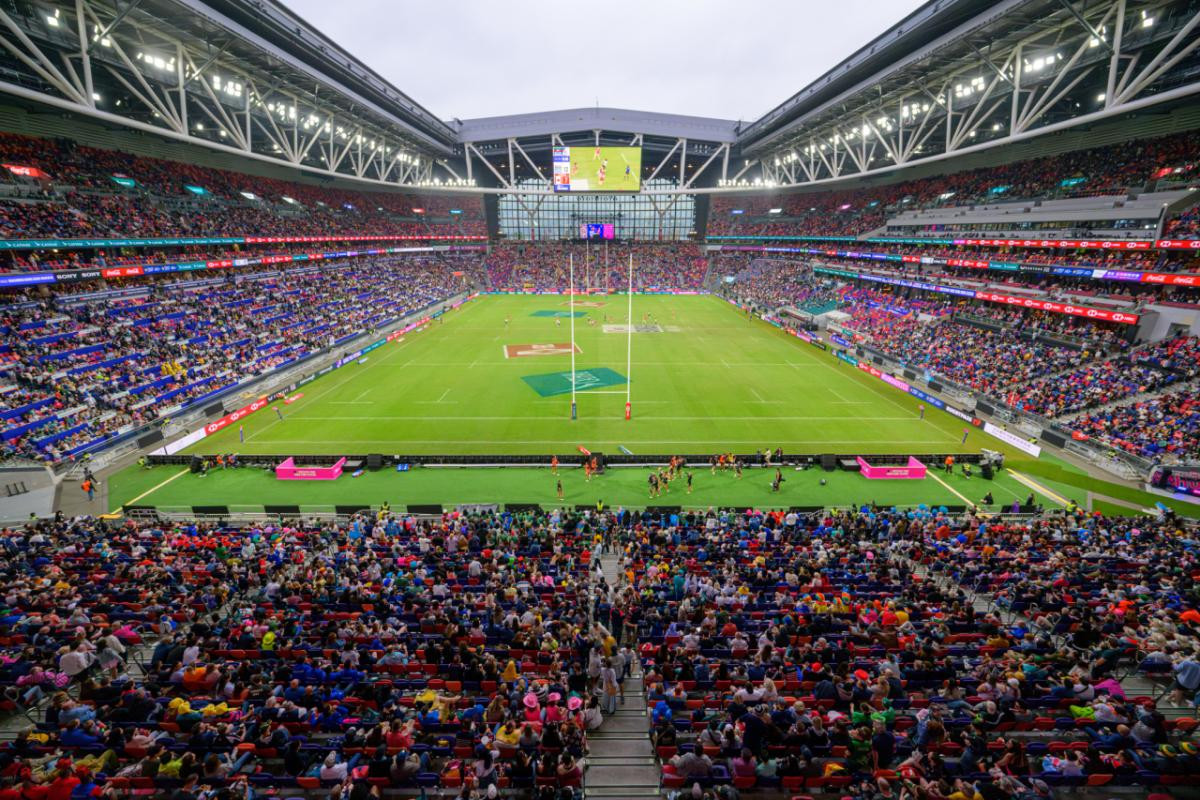 场面火爆！橄榄球观众席沸腾不已