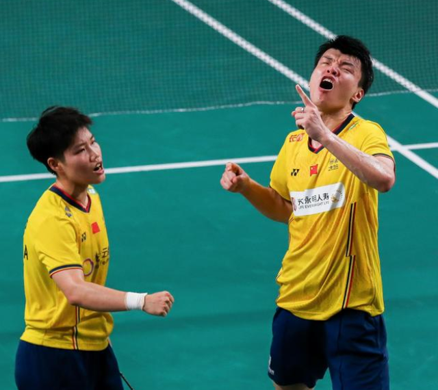 韩国队横扫中国队,黄鸭组合点燃赛场 韩国队横扫中国队,黄鸭组合点燃赛场