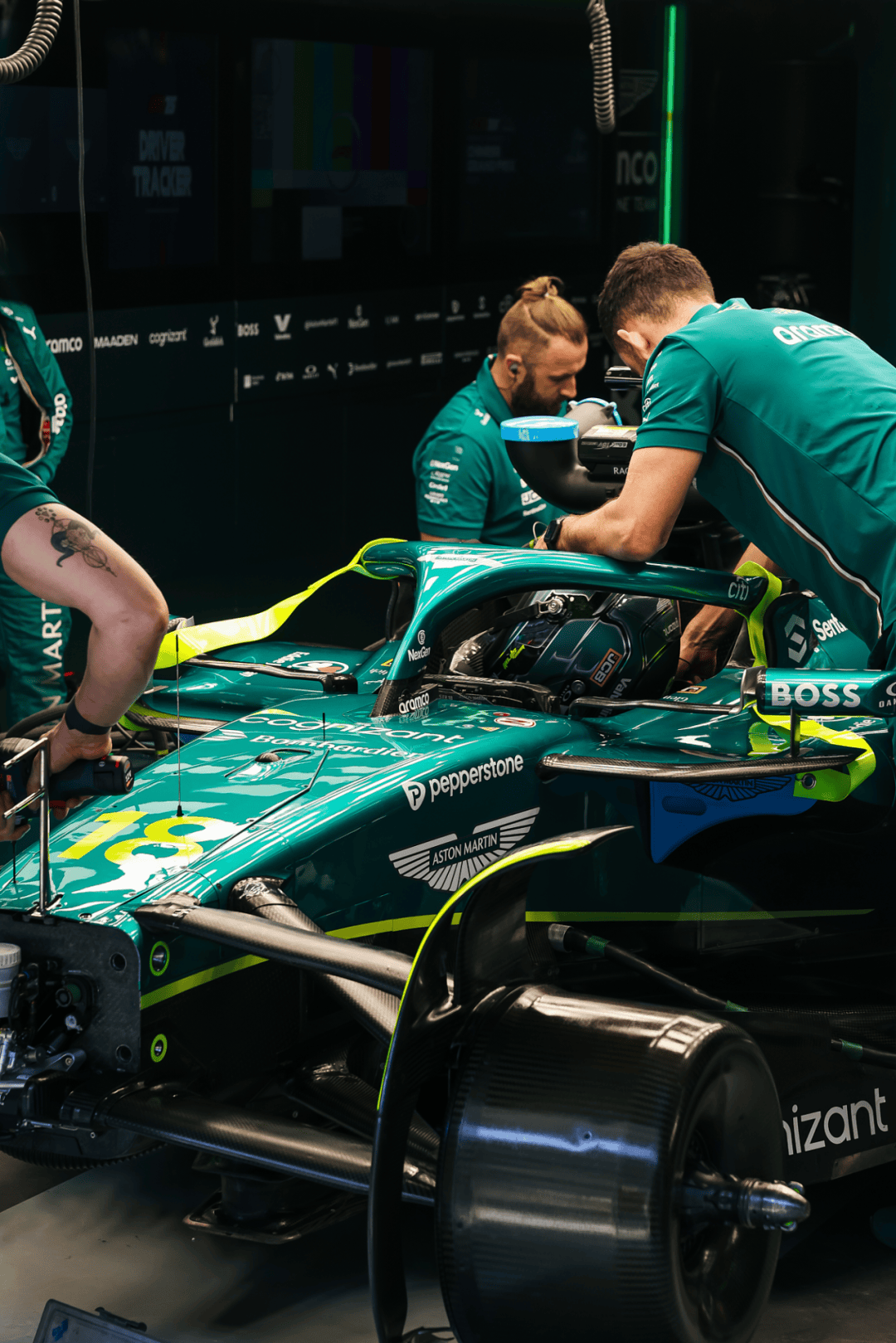 哈斯车队力克阿斯顿马丁，皮亚斯特里点燃赛场